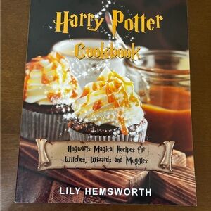 3/$20 📚 Harry Potter Cookbook, Lily Hemsworth 2020 Black and White Edition